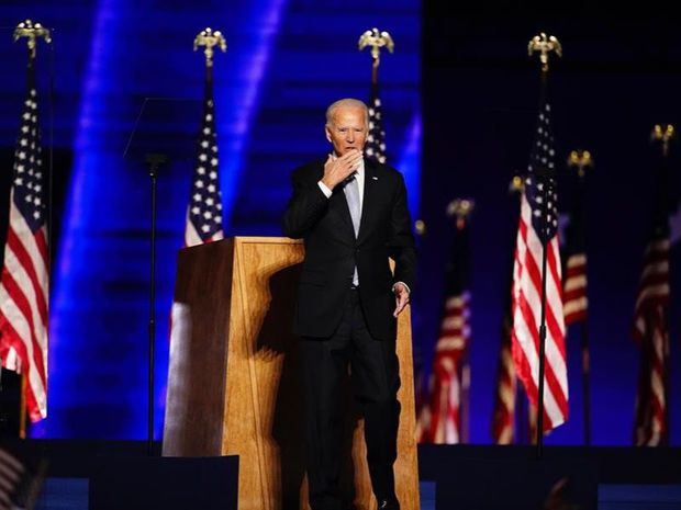 El presidente electo de Estados Unidos, Joe Biden (d), saluda en el escenario durante un evento de celebración fuera del Chase Center en Wilmington, Delaware, EE.UU.