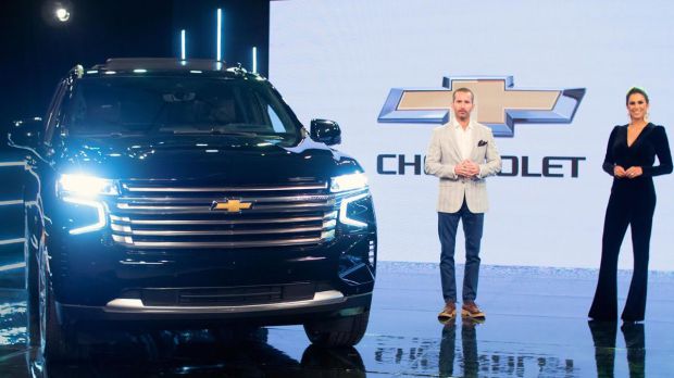 Ricardo Torres, Gerente Comercial de Chevrolet y Pamela Sued.