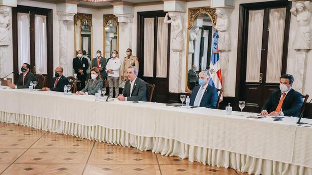 Sigmund Freund, director general de la Dirección General de Alianzas Público Privadas (DGAPP); Alfredo Pacheco, presidente de la Cámara de Diputados de la República; Raquel Peña, vicepresidenta de la República; Luis Abinader, presidente de la República; Eduardo Estrella, presidente del Senado de la República y Peter A. Prazmowski, director ejecutivo del Consejo Nacional de Competitividad.