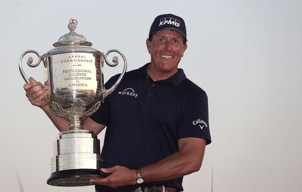 El estadounidense Phil Mickelson levanta el trofeo de campeón del Campeonato del PGA en el Ocean Course en la Isla Kiawah, Carolina del Sur, EE.UU.