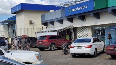 Una banda de cuatro individuos armados atracaron la tarde de este viernes una sucursal del Banco Santa Cruz en Las Colinas de Santiago.