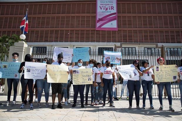 Un grupo de mujeres que quedaron desfiguradas después de sufrir ataques con ácido corrosivo realizaron una inédita manifestación frente al Congreso Nacional para exigir penas más duras contra los agresores, hoy en Santo Domingo, República Dominicana.