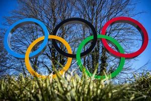 La familia olímpica intenta mantener el ánimo ante un Día Olímpico singular