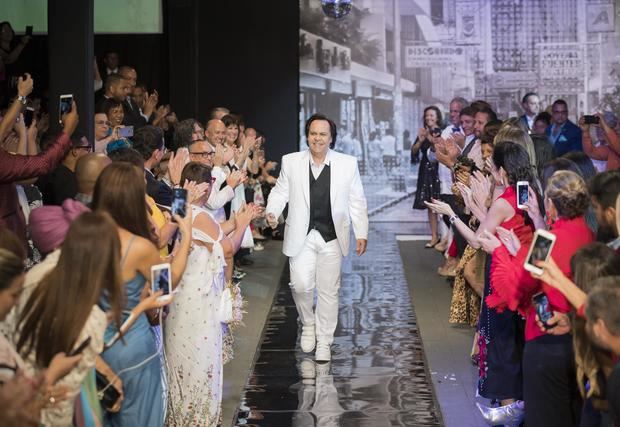 Imagen de archivo del diseñador dominicano Leonel Lirio (c) saliendo a la pasarela al termino de su desfile durante la Dominicana Moda 2018 en Santo Domingo (República Dominicana).
