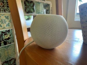 Fotografía de un HomePod mini de Apple, con diseño esférico, de textura suave agradable al tacto, de sólo 3,3 pulgadas de altura (8,43 cm) y que cuesta 99 dólares (99 euros).