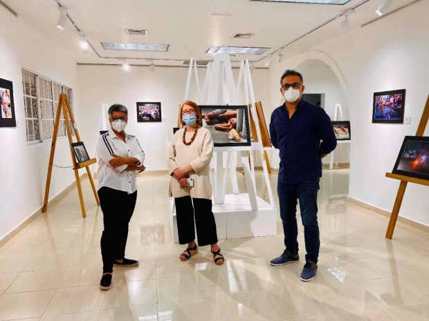 Mayra Johnson, Marianne de Tolentino y Jochy Fersobe, en el Salón de Exposición de las Piezas Concursantes.
