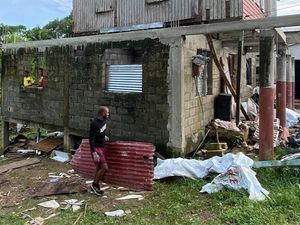 Un hombre recupera materiales de una casa afectada por el paso del huracán Iota, este martes en San Andrés, Colombia.