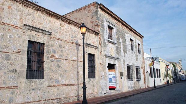 Fachada sede SDB en la calle Las Damas 106, Ciudad Colonial.