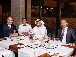 El embajador Federico Cuello Camilo junto a tres de sus invitados especiales el Dr. Rubén Peralta, el Dr. Khalil Al Sulaiti y Fadi el Hassan.