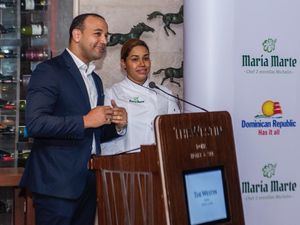 María mientras se dirigía a los presentes en español, con la traducción del también nacido en Jarabacoa Jonathan Delgado, Consejero Consular de la Embajada Dominicana.