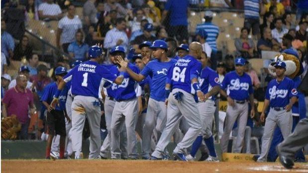 Casos de Covid-19 sacan temporalmente del béisbol dominicano al Licey.