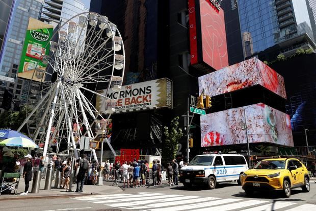 Vista de la nueva rueda de Chicago instalada en Times Square, en Nueva York, EE.UU.