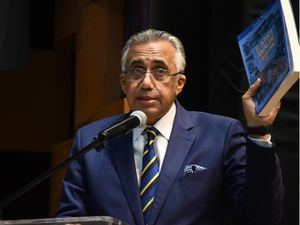 Luis Mejía Oviedo, presidente del COD, sostiene un ejemplar del libro “El Deporte Dominicano y su Entorno” Parte II.
