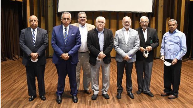 Juan Daniel Balcácer, Luis Mejía Oviedo, Gonzalo Mejía A., y el periodista Leo Corporán, junto a otros invitados.