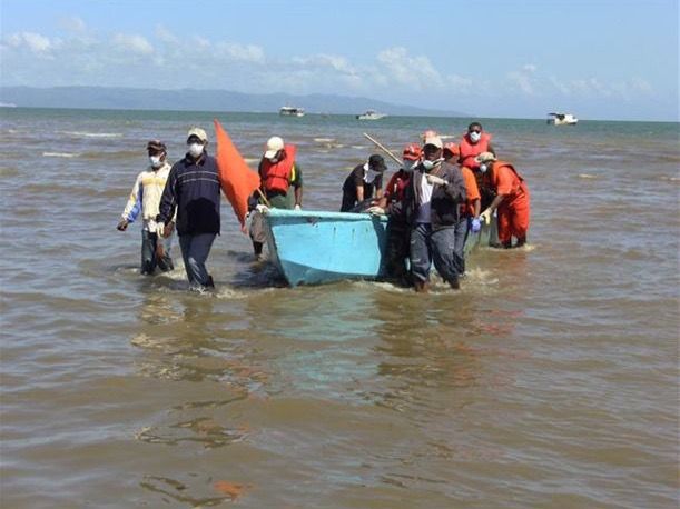 Rescatan a 4 personas y buscan a 6 que naufragaron en viaje a Puerto Rico.