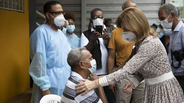 Vicepresidenta de la República, Raquel Peña, recorrió varios centros de vacunación del Gran Santo Domingo.