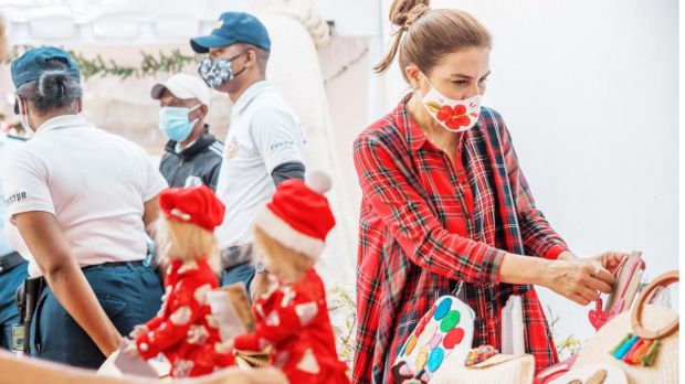 Alcaldesa Carolina Mejía respalda artesanos y vendedores locales con mercadillo de navidad.
