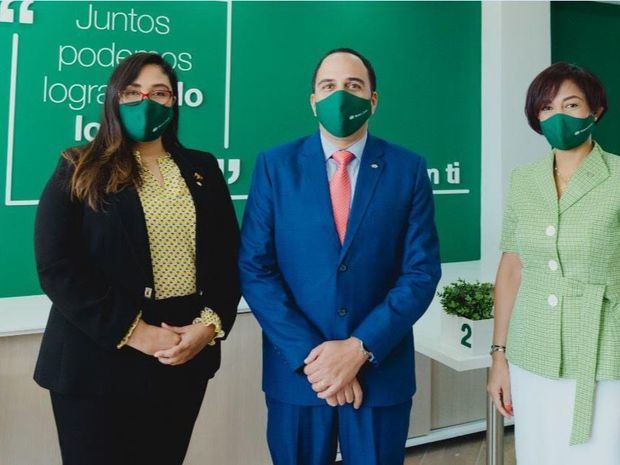 Jenny Arias, Carlos Velásquez, Teodosa Agramonte, ejecutivos de Banco Caribe.