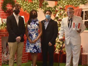 Pablo Giradr, Vanessa González, Iván Hernández y el Coronel Sanders.