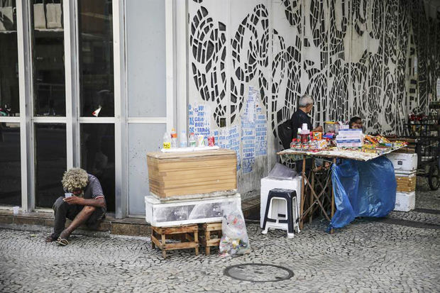 Vendedores informales son vistos en las calles de Río de Janeiro, Brasil.