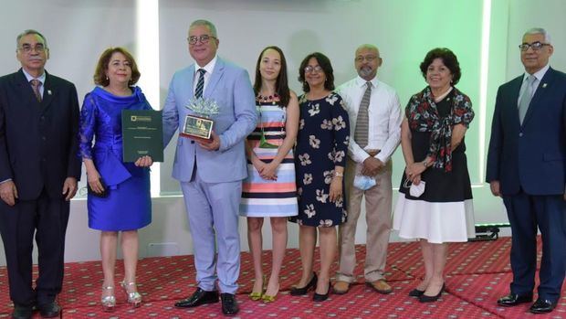 Mario Arturo Fernández recibe reconocimiento del Consejo Nacional de Participación Ciudadana.