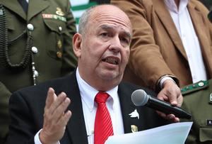 El Gobierno boliviano advierte con expropiar hospitales y cementerios