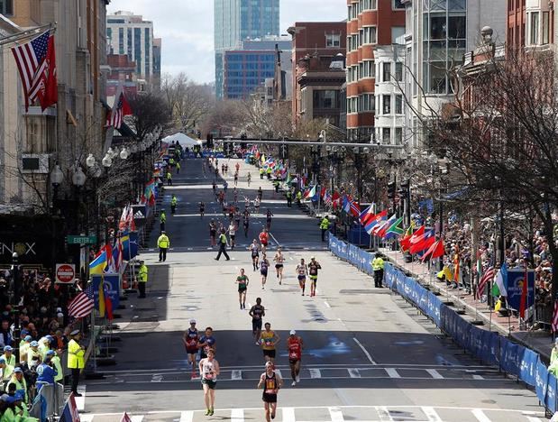 Participantes compiten durante la 123 edición del maratón de Boston Massachusetts, Estados Unidos, en 2019.