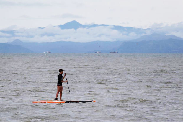 Una persona practica Paddle surf hoy, en la playa de Veracruz, durante el primer día de reapertura en Ciudad de Panamá, Panamá.