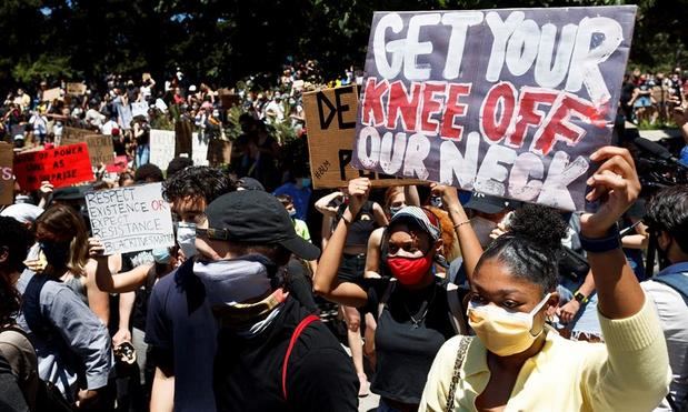 Las personas participan en una marcha de Black Lives Matter en Brooklyn, Nueva York, EE. UU., 08 de junio de 2020.