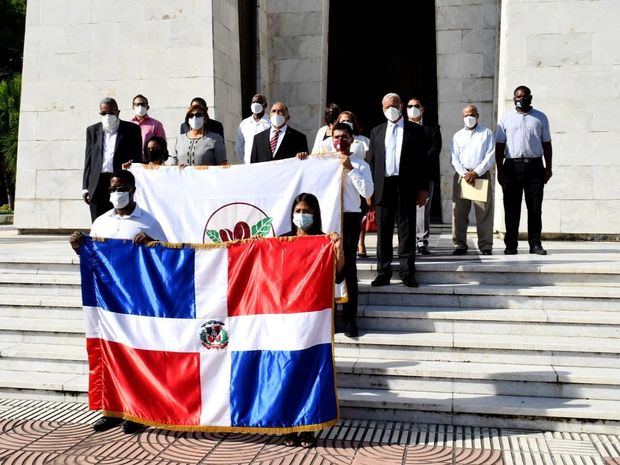 El equipo directivo del Instituto Dominicano del Café, INDOCAFE en su ofrenda floral en el altar de la patria al celebrarse su tercer aniversario.
