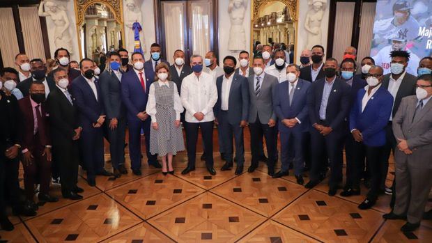 Presidente Luis Abinader, Raquel Peña junto a destacados jugadores de Grandes Ligas del país.