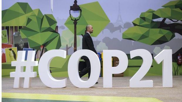 Un visitante en la cumbre sobre el cambio climático COP21 celebrada en Le Bourget al norte de París, Francia.