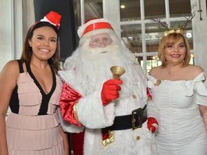 Rommy Pichardo y Rommy Grullón junto a Santa Claus.