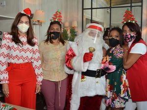 Celeste Perez, Ivelisse Villegas, Santa Claus, Gissel Castro y Maritza Morillo.