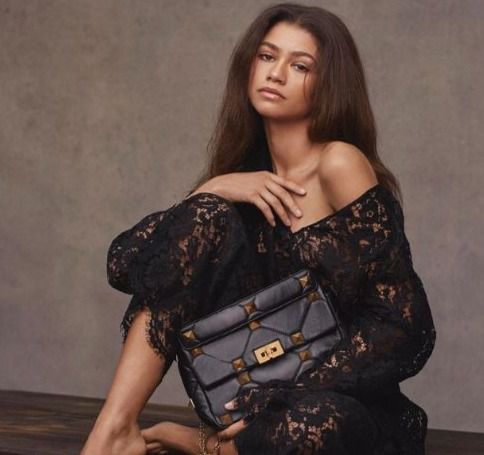 Captura de Instagram de Zendaya con el bolso estrella de la temporada de Valentino, Roman Stud, el icónico complemento inspirado en la arquitectura romana.