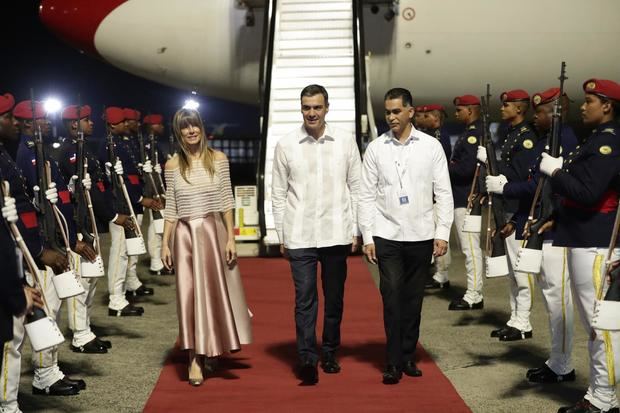 El presidente del Gobierno de España, Pedro Sánchez (c), acompañado de su esposa María Begoña Gómez, llegan a la XXVIII Cumbre Iberoamericana, en Santo Domingo (R.Dominicana).
