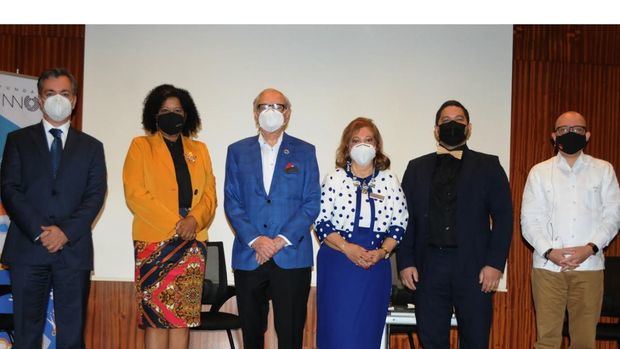 John Martín Mejía, Miosotis Rivas Peña, Luis Sánchez-Noble, Mildred Josefina de Sánchez-Noble, Porfirio Báez y Víctor Gómez.