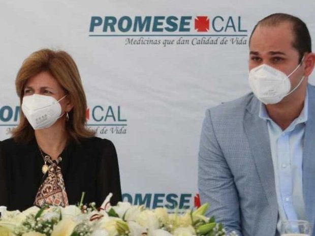 Raquel Peña,  junto al director del Programa de Medicamentos Esenciales/Central de Apoyo Logístico (Promese/Cal), Adolfo Pérez.