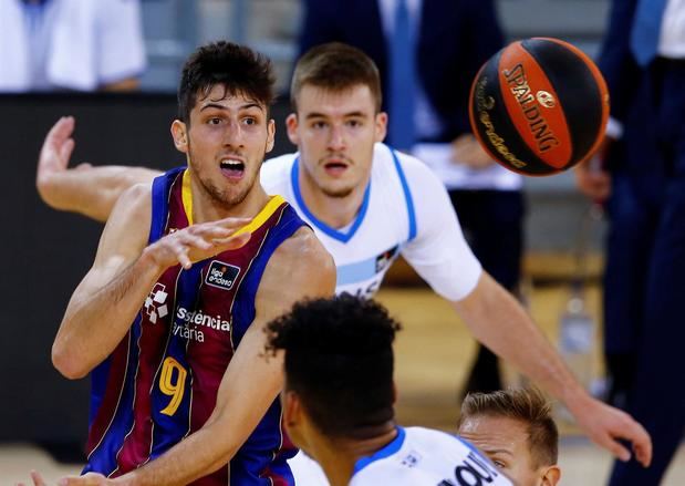 El jugador argentino del Barça, Leandro Bolmaro (izda), pelea por el balón con el jugador del Acunsa Guipuzcoa Basket, Radoncic, durante un partido correspondiente de la Liga Endesa.