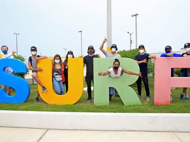 Fotografía cedida este sábado por el proyecto especial Legado Lima 2019 en la que se registró a un grupo de surfistas peruanos al posar en el Centro de Alto Rendimiento (CAR) de surf de Punta Rocas, en Lima, Perú.
