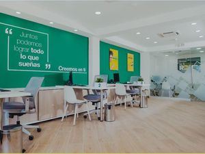 Interior de la nueva sucursal de Banco Caribe en la plaza Jean Luis.