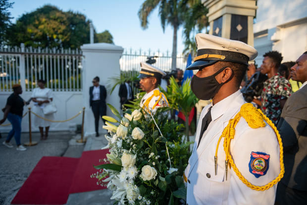 Miembros de una guardia de honor fueron registrados este jueves, 12 de enero, durante una ceremonia en memoria de las víctimas del terremoto de 2010, en el Palacio Nacional, en Puerto Príncipe, Haití.