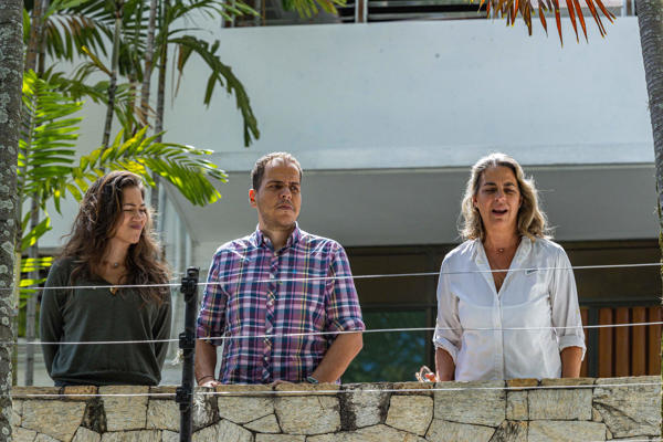 Fotografía de archivo de los opositores venezolanos Claudia Macero (i), Pedro Uchurrurtu (c) y Magalli Meda, asilados en la Embajada de Argentina en Caracas (Venezuela). EFE/ Henry Chirinos ARCHIVO