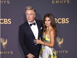 Alec Baldwin defiende a su esposa tras cuestionarse su origen español