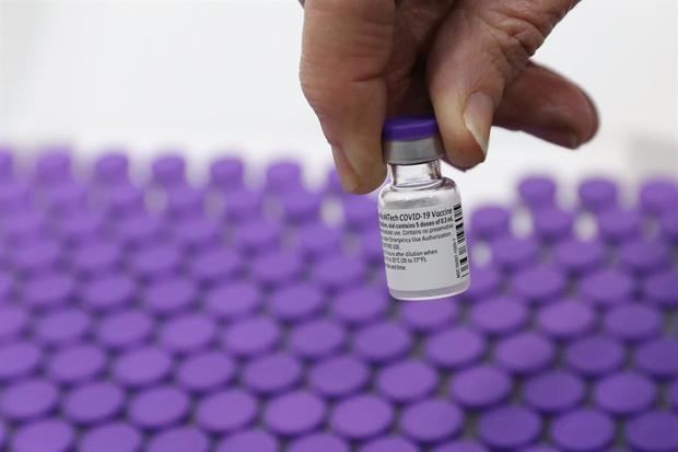 Vista de un lote de vacunas contra el coronavirus. Las autoridades israelíes decidieron hoy aplicar un nuevo confinamiento, el tercero desde el comienzo de la pandemia y que entrará en vigor el próximo domingo, informaron hoy medios locales.