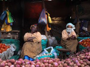 Vendedores ambulantes en un mercado de Addis Abeba, en Etiopía.
