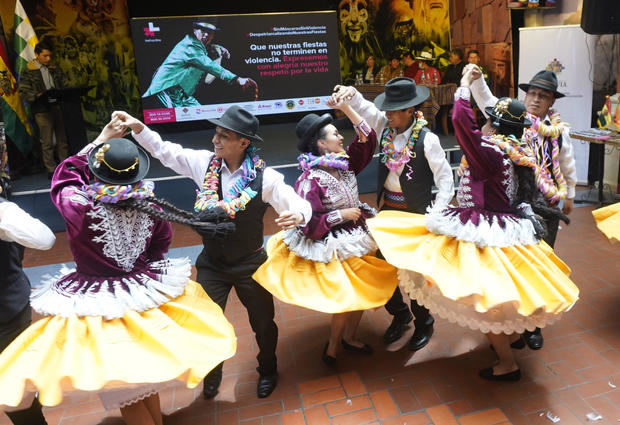 Bailarines del Ministerio de Culturas de Bolivia interpretan hoy un huayño carnavalero, durante el lanzamiento de la campaña por un carnaval sin violencia, en La Paz, Bolivia.