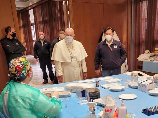 El papa visita a las personas sin hogar que se vacunan en el Vaticano