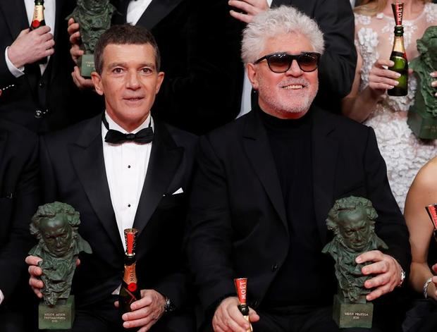 El director Pedro Almodóvar (d), Goya al mejor director, y el actor Antonio Banderas, Goya al mejor actor protagonista, tras la gala de entrega de los Premios Goya 2020 que se celebró hoy sábado en el Palacio de los Deportes José María Martín Carpena, en Málaga.