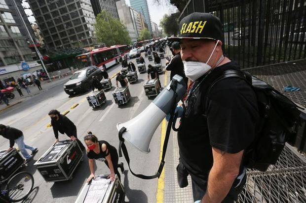 Miembros de la Agrupación Gremial de Trabajadores de Artes y Espectáculos (AGTAE) fueron registrados este martes, durante una protesta por los seis meses de suspensión de sus actividades en medio de la pandemia, en Santiago de Chile.